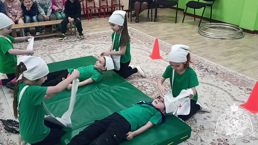 Спортивный праздник к 23 февраля в старшей группе "Ласточки" (провела: инструктор по физической культуре Циздоева Л.А.)