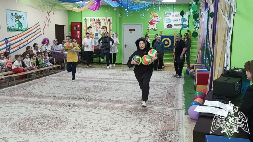 Совместный спортивный досуг педагогов с родителями  «Весенняя капель» (провела инструктор по физической культуре  Циздоева Л.А.)