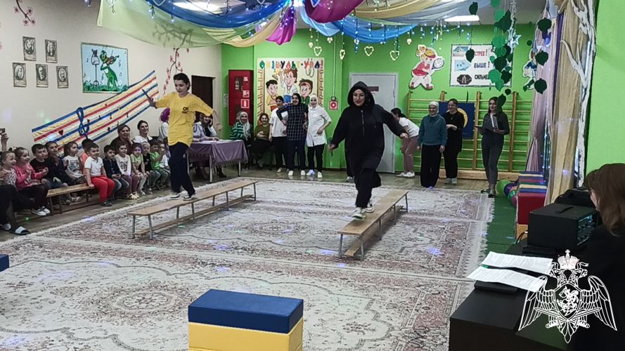 Совместный спортивный досуг педагогов с родителями  «Весенняя капель» (провела инструктор по физической культуре  Циздоева Л.А.)