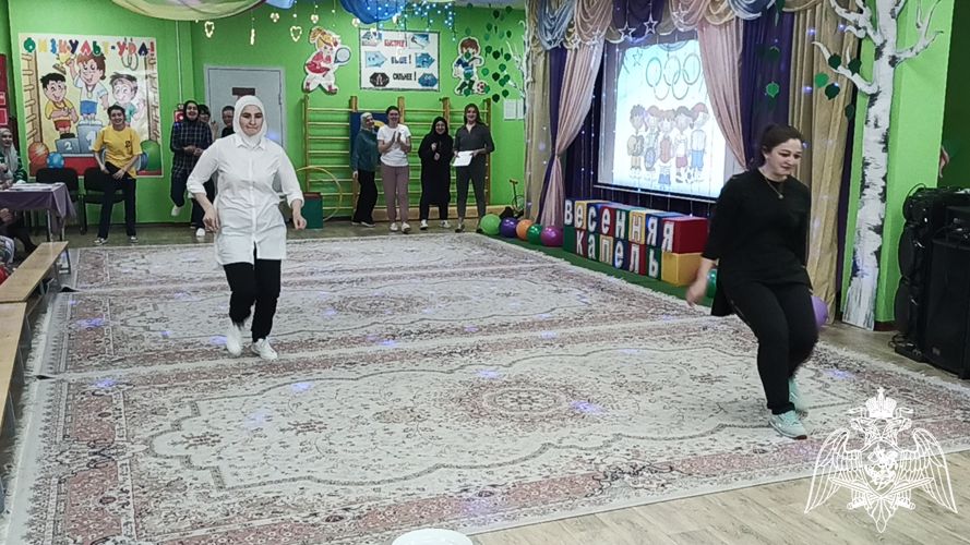 Совместный спортивный досуг педагогов с родителями  «Весенняя капель» (провела инструктор по физической культуре  Циздоева Л.А.)