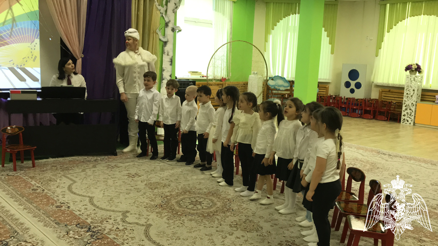 Музыкальное развлечение  "Поем, танцуем, играем"
