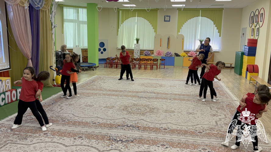 Спортивное развлечение в подготовительной группе «Экскурсия  во Дворец спорта» с использованием метода круговой тренировки, гимнастики и игр с мячом