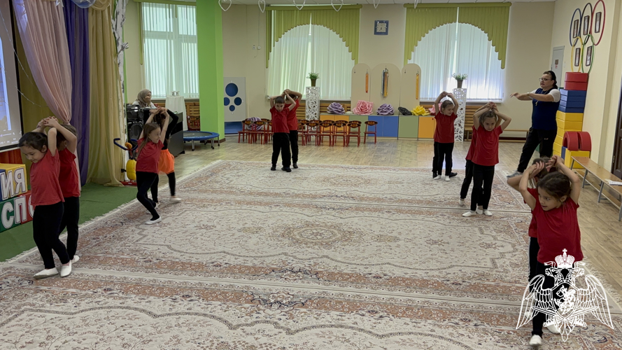 Спортивное развлечение в подготовительной группе «Экскурсия  во Дворец спорта» с использованием метода круговой тренировки, гимнастики и игр с мячом