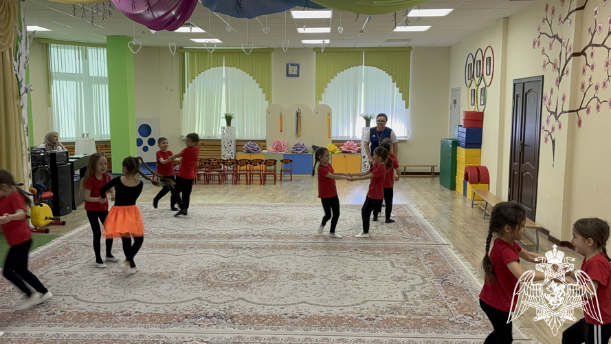 Спортивное развлечение в подготовительной группе «Экскурсия  во Дворец спорта» с использованием метода круговой тренировки, гимнастики и игр с мячом