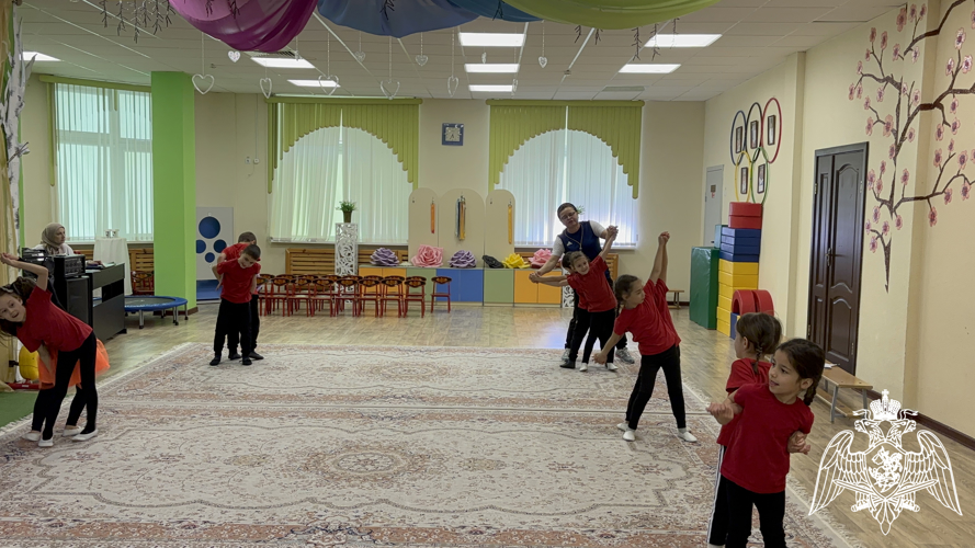 Спортивное развлечение в подготовительной группе «Экскурсия  во Дворец спорта» с использованием метода круговой тренировки, гимнастики и игр с мячом