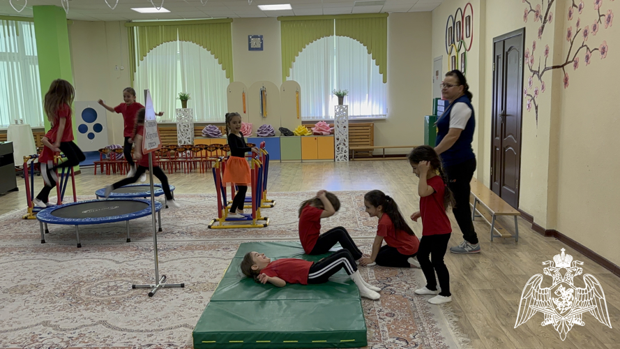 Спортивное развлечение в подготовительной группе «Экскурсия  во Дворец спорта» с использованием метода круговой тренировки, гимнастики и игр с мячом