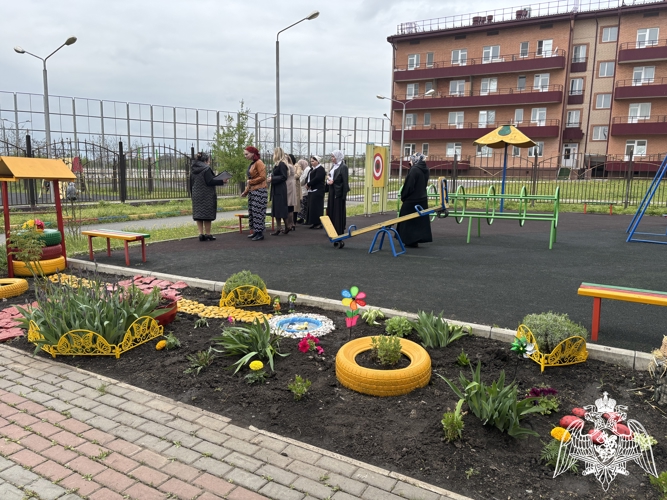Смотр-конкурс групповых прогулочных площадок между родителями.