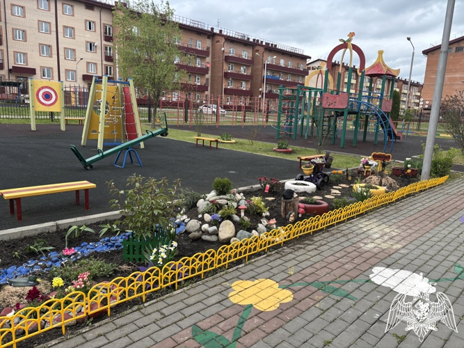 Смотр-конкурс групповых прогулочных площадок между родителями.