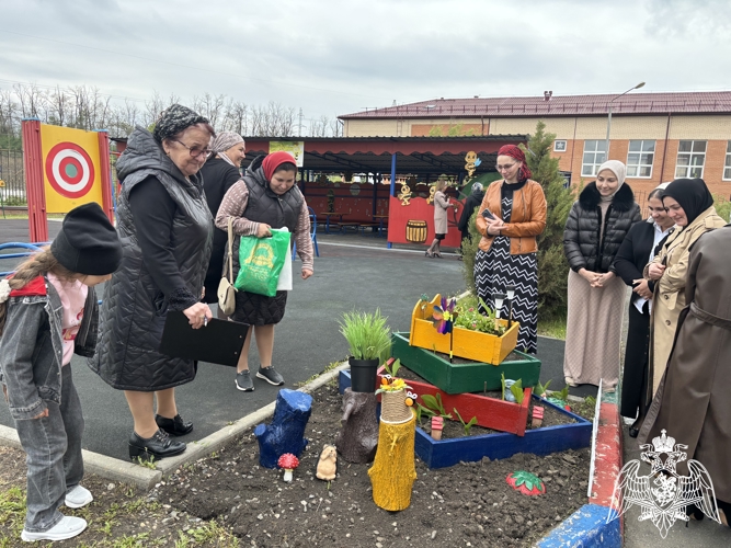 Смотр-конкурс групповых прогулочных площадок между родителями.