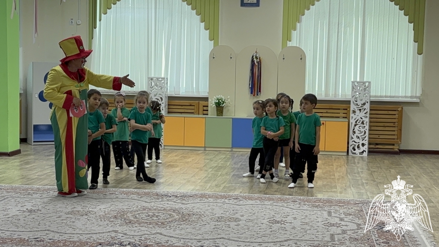 Физкультурный досуг «Мой веселый звонкий мяч» в средней группе.