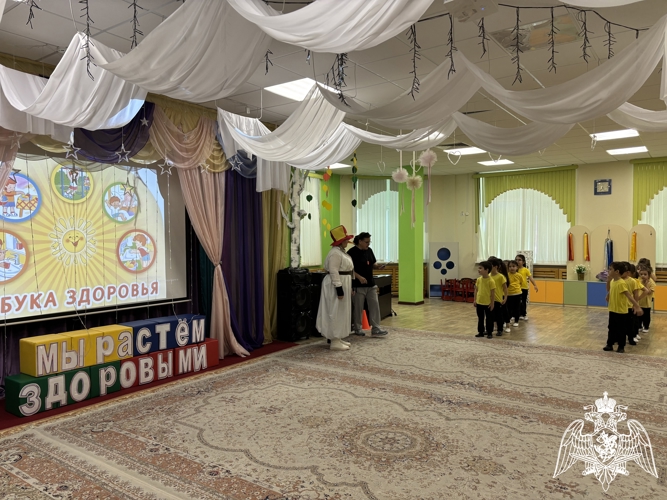 Физкультурный досуг  «Мы растём здоровыми, крепкими,  весёлыми» 